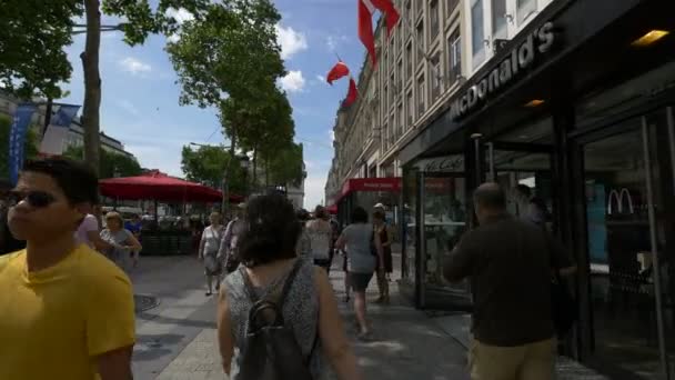 Die Avenue Des Champs Elysees Ist Überfüllt — Stockvideo