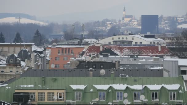 城市里被雪覆盖的屋顶 — 图库视频影像