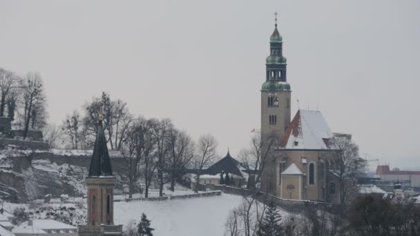 冬日看到的教堂塔楼 — 图库视频影像