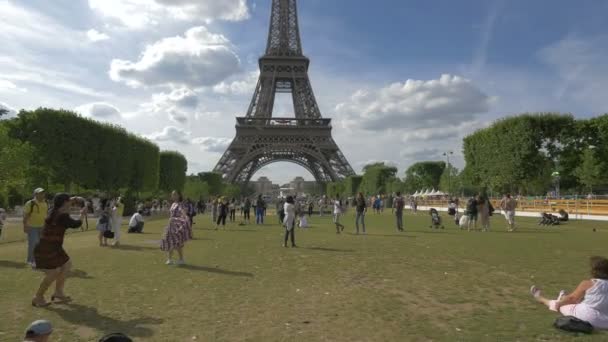 Turistas Champ Mars Cerca Torre Eiffel — Vídeo de stock