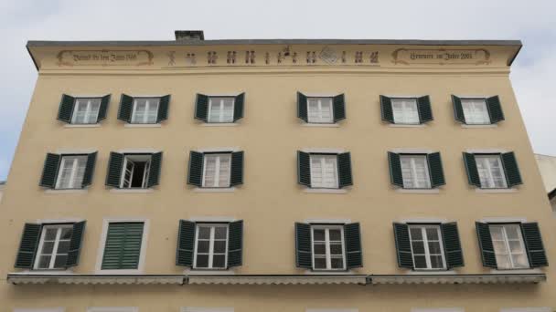 Niedriger Winkel Eines Gebäudes Mit Fensterläden — Stockvideo