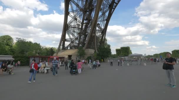 Toeristen Onder Eiffeltoren — Stockvideo