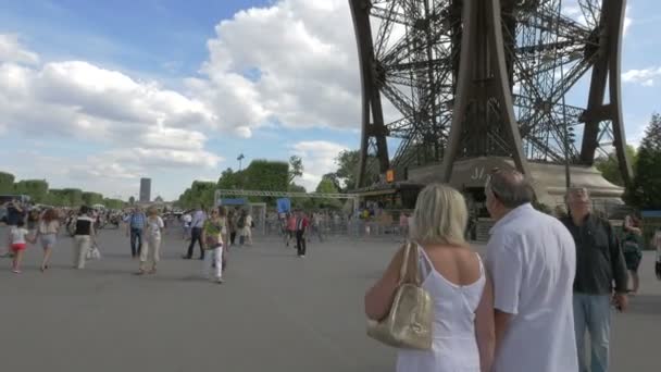 Espera Fila Cais Sul Torre Eiffel — Vídeo de Stock