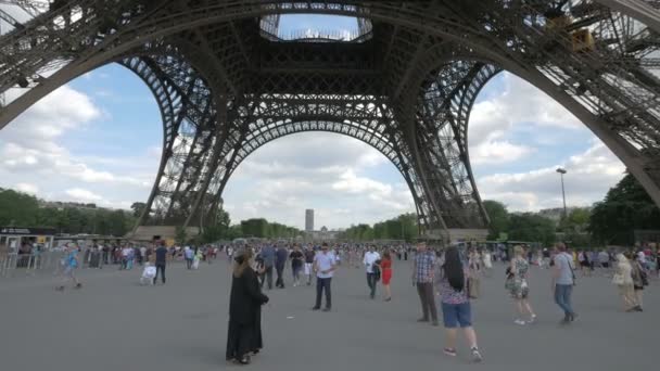 パリのエッフェル塔の下の人々 — ストック動画