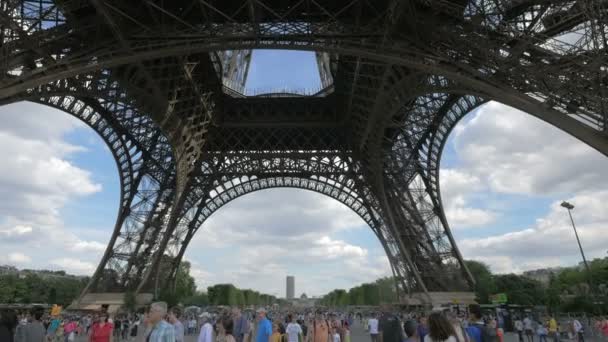Menschen Unter Dem Eiffelturm — Stockvideo
