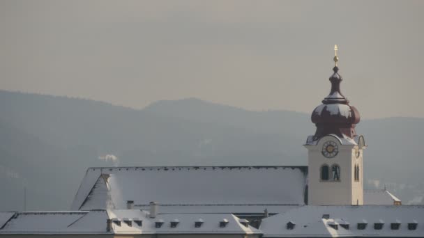 Telhado Igreja Nevado Sua Torre Relógio — Vídeo de Stock