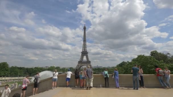 Menschen Die Den Eiffelturm Bewundern Und Fotografieren — Stockvideo