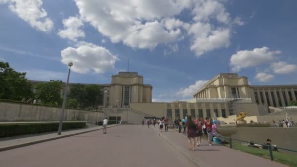 Touristen Der Nähe Des Palais Chaillot — Stockvideo