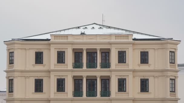 Imponente Edificio Cubierto Nieve — Vídeos de Stock