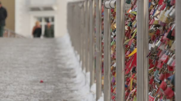 Fechaduras Amor Coloridas Uma Ponte — Vídeo de Stock