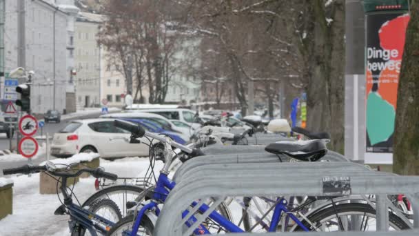 도시에 자전거 주차장 — 비디오