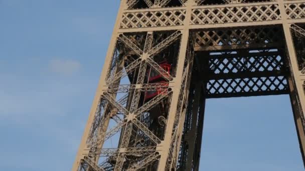 Elevador Subindo Para Torre Eiffel — Vídeo de Stock