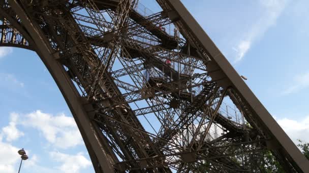 Salendo Scendendo Scale Nella Torre Eiffel — Video Stock