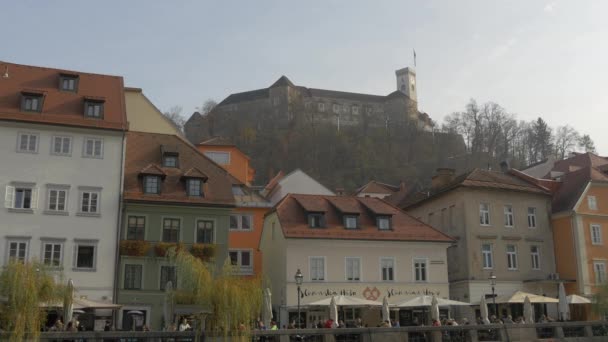 Byggnader Vid Flodstranden Ljubljana — Stockvideo