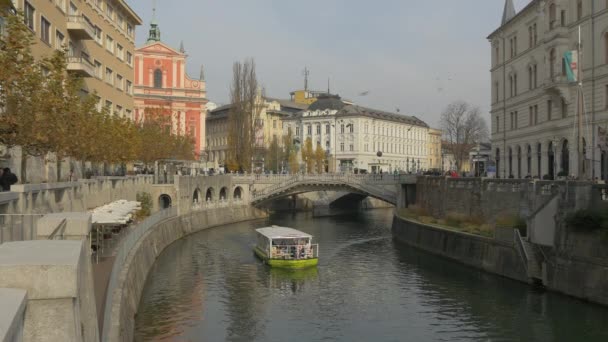 Loď Plovoucí Řece Ljubljanici — Stock video