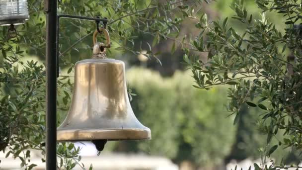 Nahaufnahme Einer Vergoldeten Glocke — Stockvideo