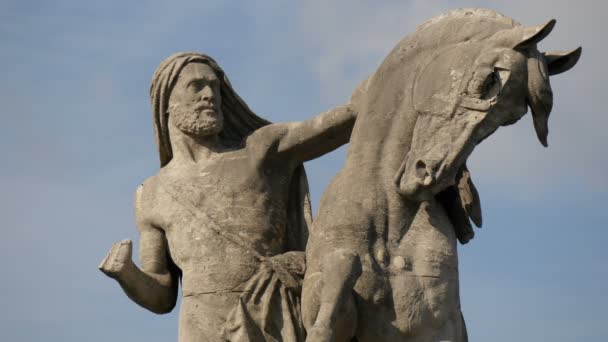 Estatua Caballero Árabe Sosteniendo Caballo — Vídeos de Stock