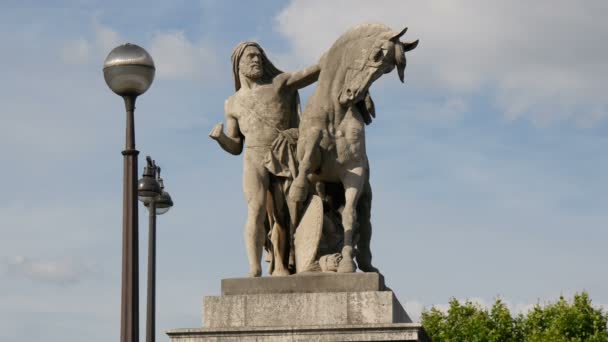 Статуя Арабского Рыцаря Держащего Лошадь — стоковое видео