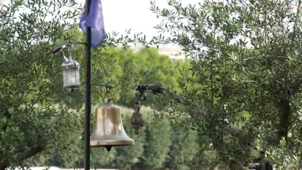 Nahaufnahme Einer Vergoldeten Glocke Einer Kleinen Lampe Und Einer Fahne — Stockvideo