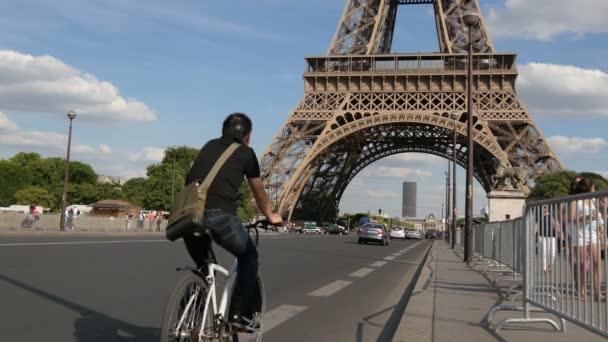 Coches Conduciendo Por Puente Jena Lado Torre Eiffel — Vídeos de Stock
