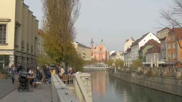 Mensen Ontspannen Langs Rivier — Stockvideo