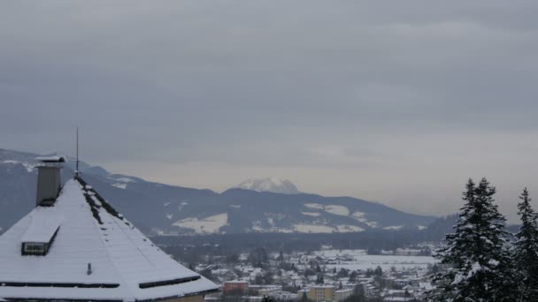 Χιονισμένες Στέγες Και Βουνά Στο Σάλτσμπουργκ — Αρχείο Βίντεο