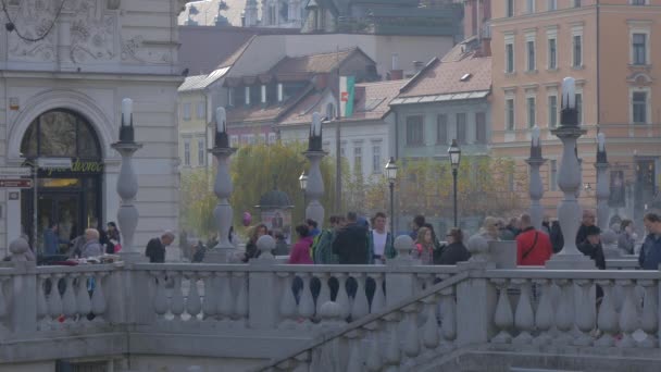 Pessoas Caminhando Ponte Tripla Liubliana — Vídeo de Stock
