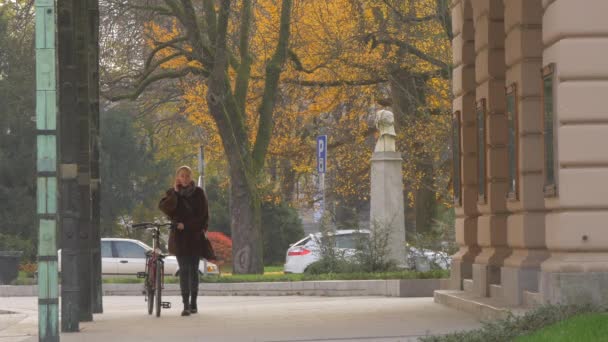 Mujer Caminando Con Una Bicicleta — Vídeo de stock