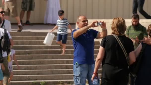 Turistas Tomando Fotos Una Plaza — Vídeos de Stock