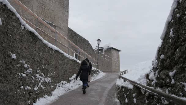 Caminando Por Callejón Hacia Fortaleza Hohensalzburg — Vídeos de Stock