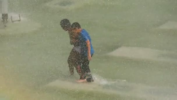 Chicos Jugando Dentro Una Fuente — Vídeos de Stock