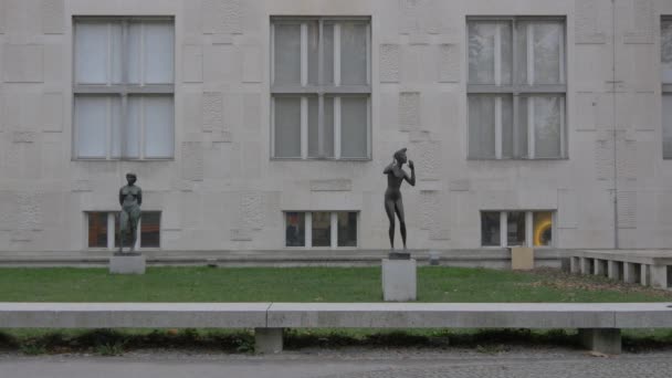 Скульптури Біля Будівлі — стокове відео