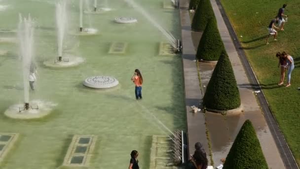 Der Warschauer Brunnen Und Der Eiffelturm — Stockvideo