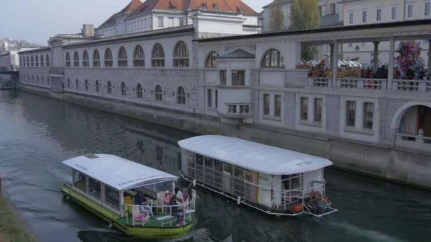 Dois Barcos Flutuando Pelo Mercado Central — Vídeo de Stock