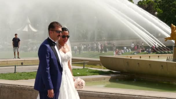 在喷泉旁边的婚纱照会 — 图库视频影像