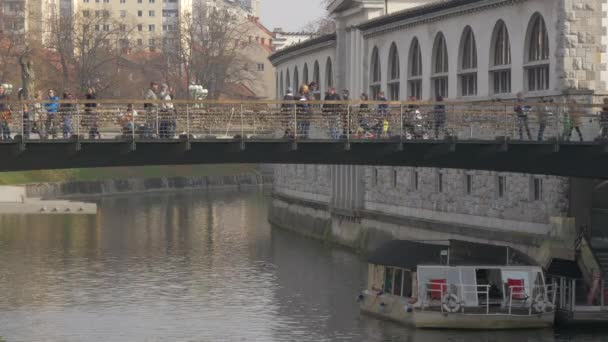 Туристы Идущие Мосту Мясников — стоковое видео