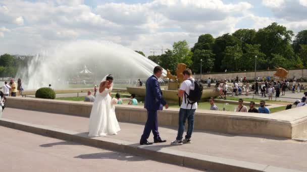 Novia Novio Teniendo Una Sesión Fotos — Vídeos de Stock