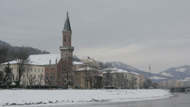 Zvonice Christuskirche Poblíž Řeky Salzach — Stock video