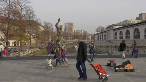 Prometheus Staty Och Människor — Stockvideo