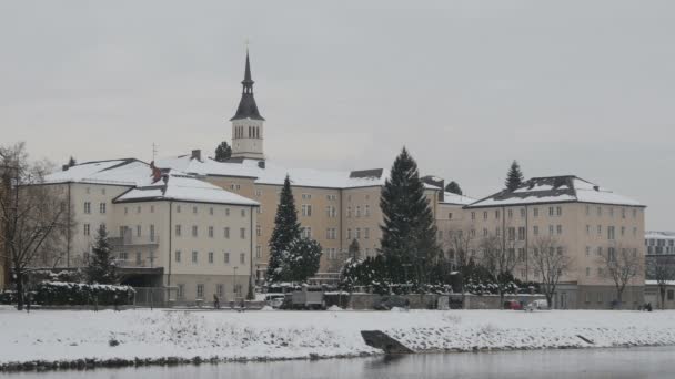 Budovy Břehu Řeky Salzach — Stock video