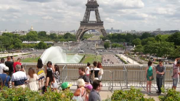 Taking Selfies Eiffel Tower Background — Stockvideo