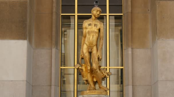 Золотая Статуя Обнаженного Мальчика — стоковое видео