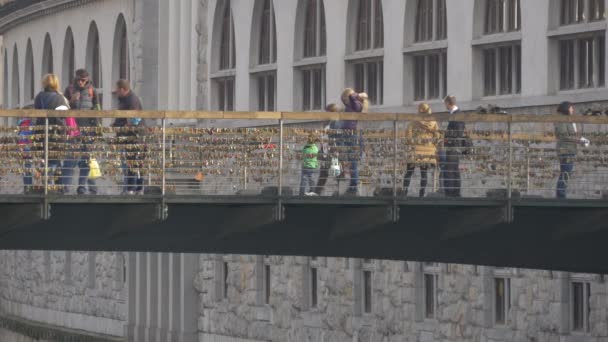 Pessoas Caminhando Ponte Açougueiro — Vídeo de Stock