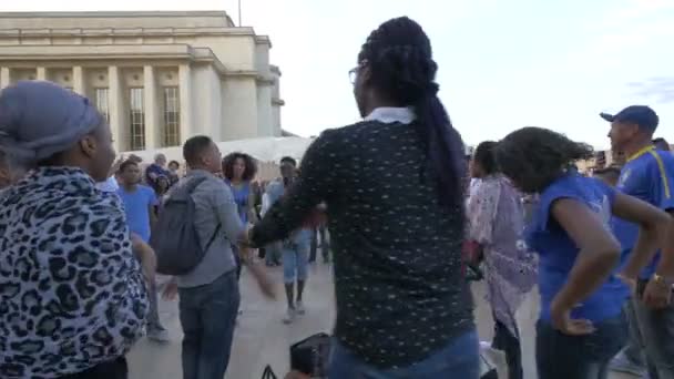 Afrykańscy Turyści Tańczą Śpiewają Klaskają — Wideo stockowe