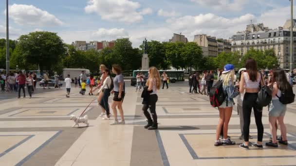 Toeristen Wandelen Esplanade Trocadero — Stockvideo