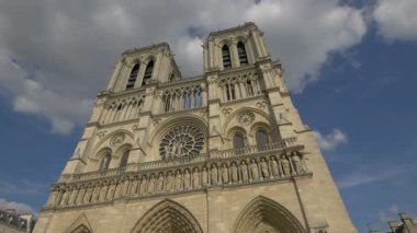 Paris 'teki Notre-Dame Katedrali' nin alçak açısı.