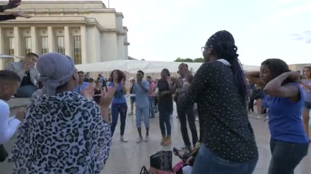 Skupina Afrických Lidí Tančí Zpívá — Stock video