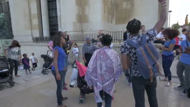 Αφρικανοί Χορεύουν Και Τραγουδούν Στο Trocadero Esplanade — Αρχείο Βίντεο