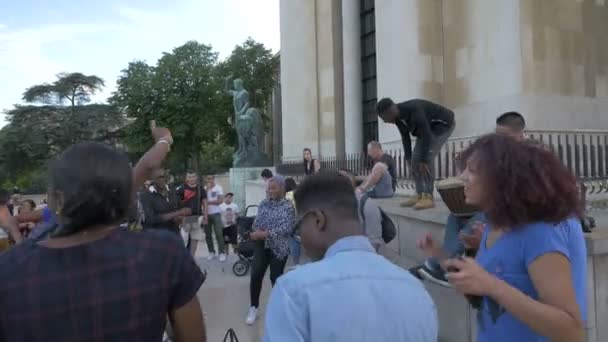 Grupa Afrykańskich Ludzi Śpiewa Tańczy — Wideo stockowe