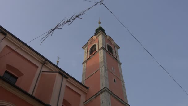 Χαμηλή Γωνία Του Πύργου Φραγκισκανής Εκκλησίας — Αρχείο Βίντεο